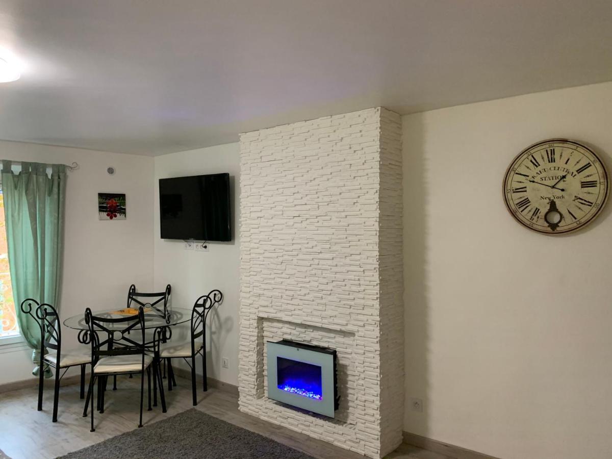 Formidable Studio Au Coeur Historique De Frejus Apartment Bagian luar foto